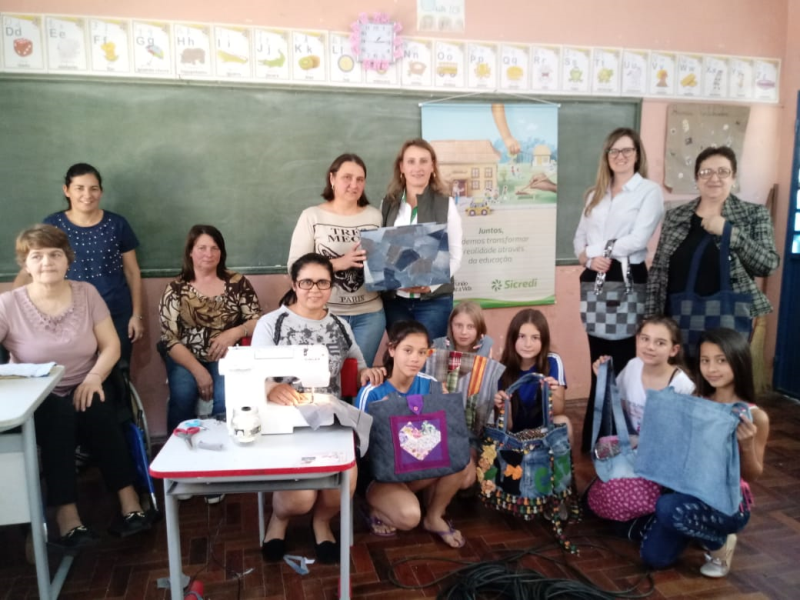 OFICINA DE ARTE COM REAPROVEITAMENTO DE TECIDOS 